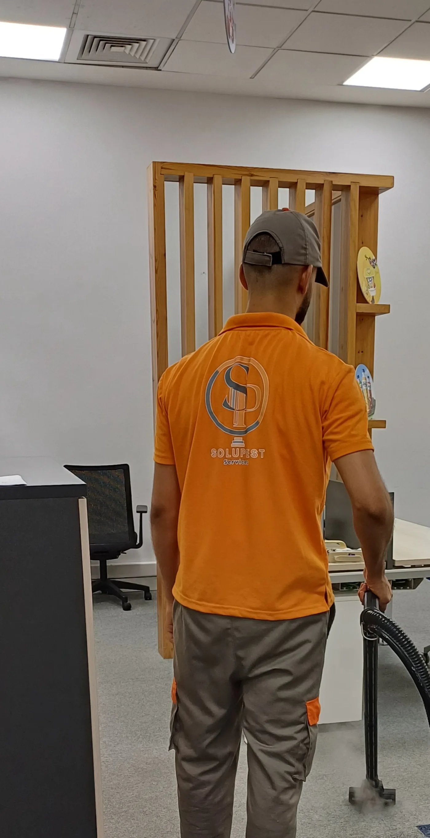 Technicien SOLUPEST en intervention de nettoyage intérieur